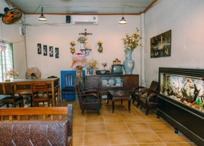 A cozy room featuring an aquarium stand with a fish tank and wooden furniture, relevant to choosing the right aquarium cabinet stand.