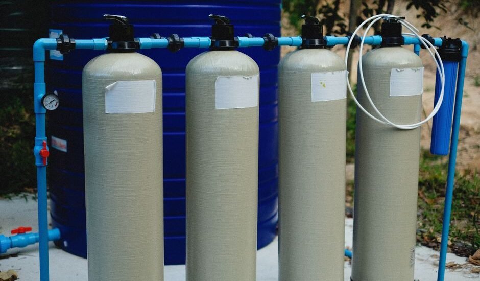 Image of multiple aquarium filter canisters, relevant to filter floss selection.